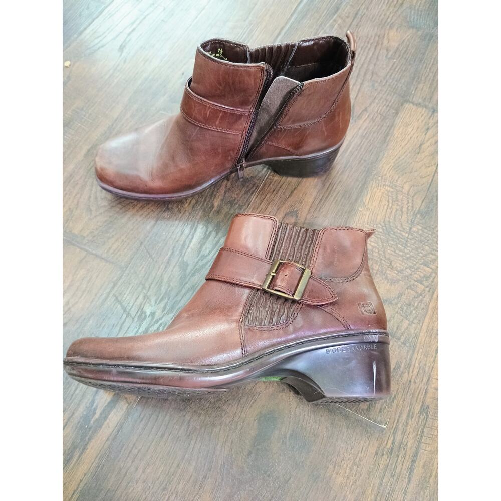 Earth origins women's brown leather ankle boots buckle and a low heel size 7.5